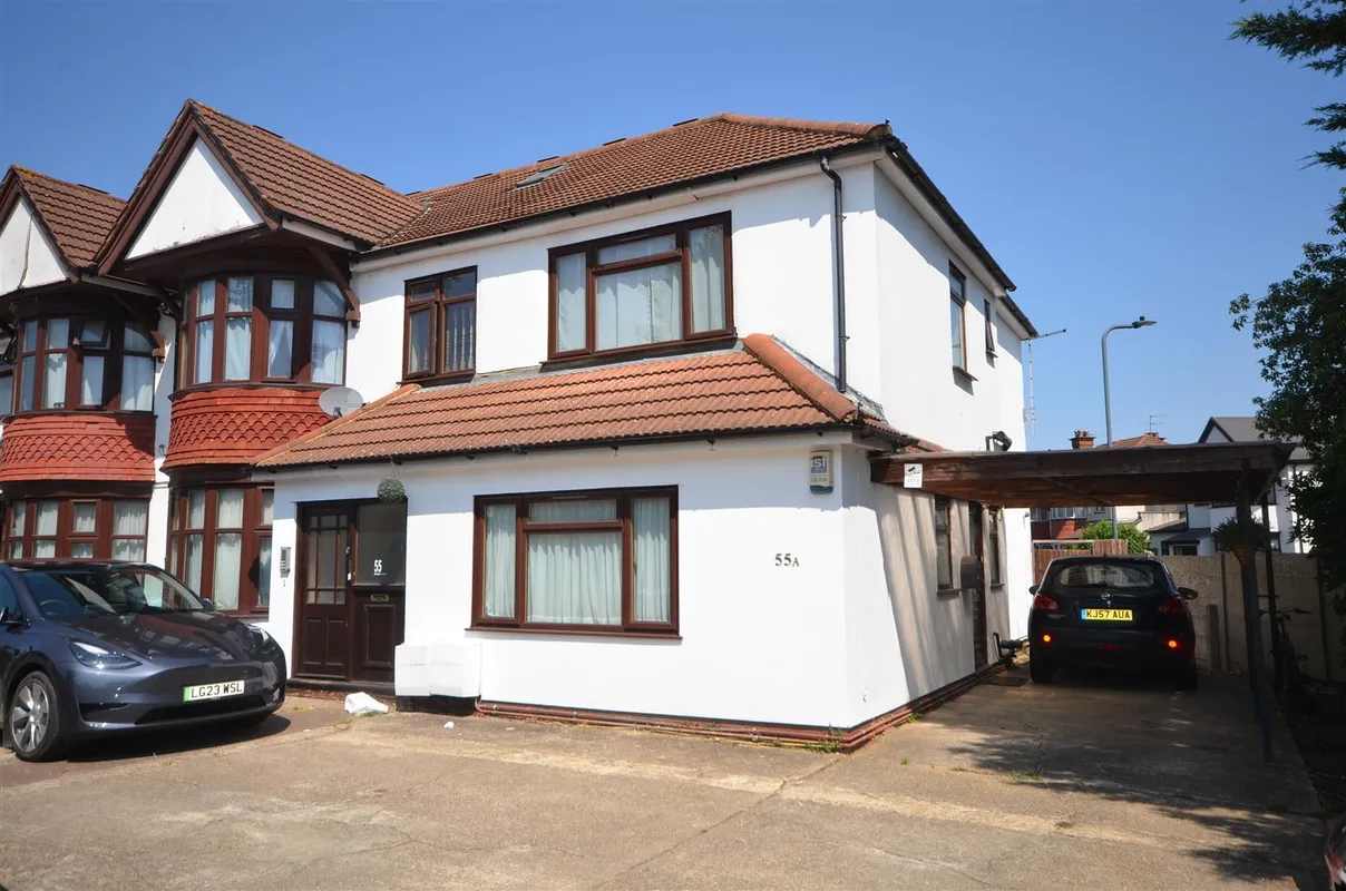 Flat Rushout Avenue in Greater London