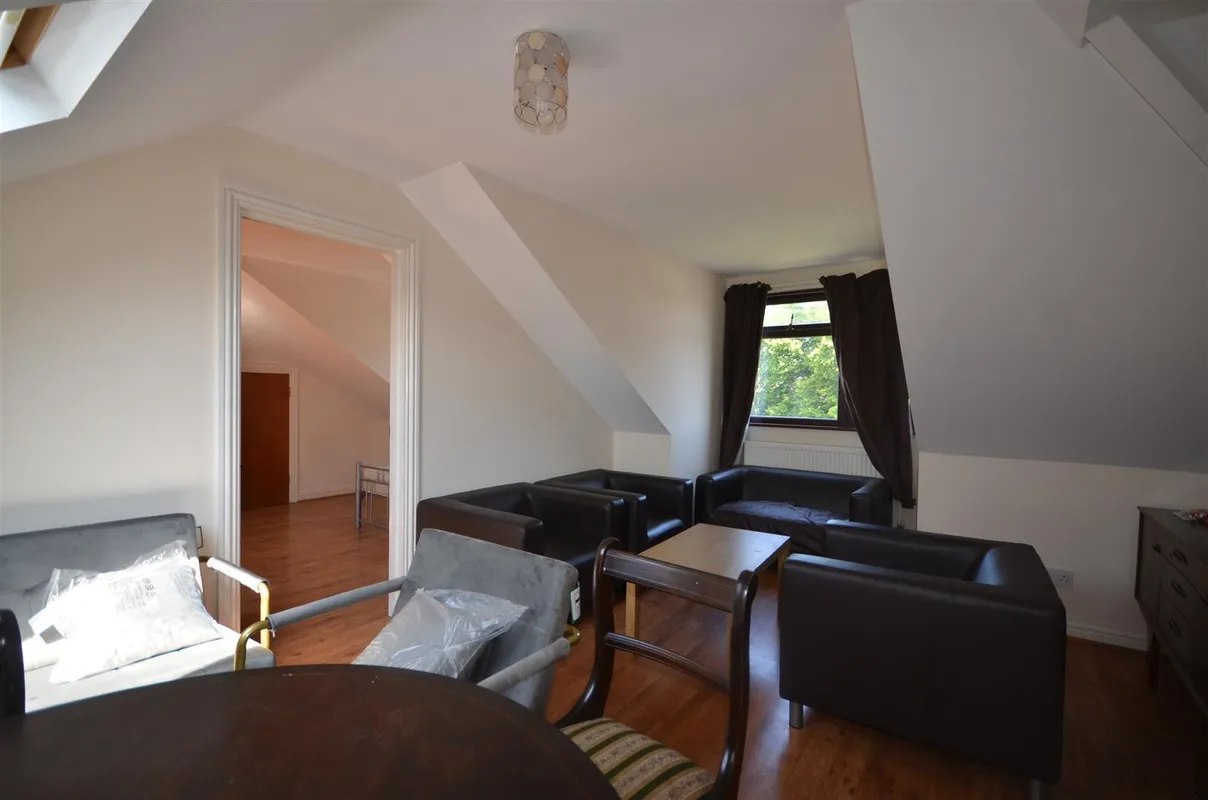 Flat Rushout Avenue in Greater London