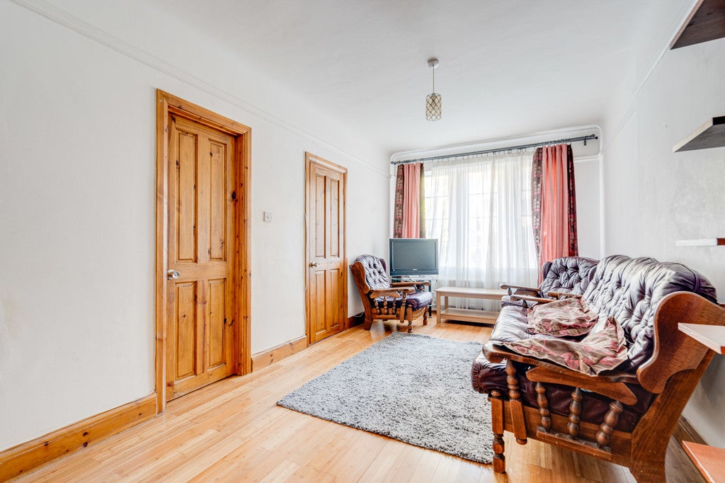 Flat Kilburn Priory in Greater London