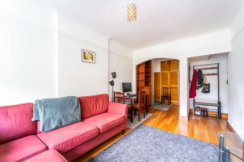 Flat Kilburn Priory in Greater London