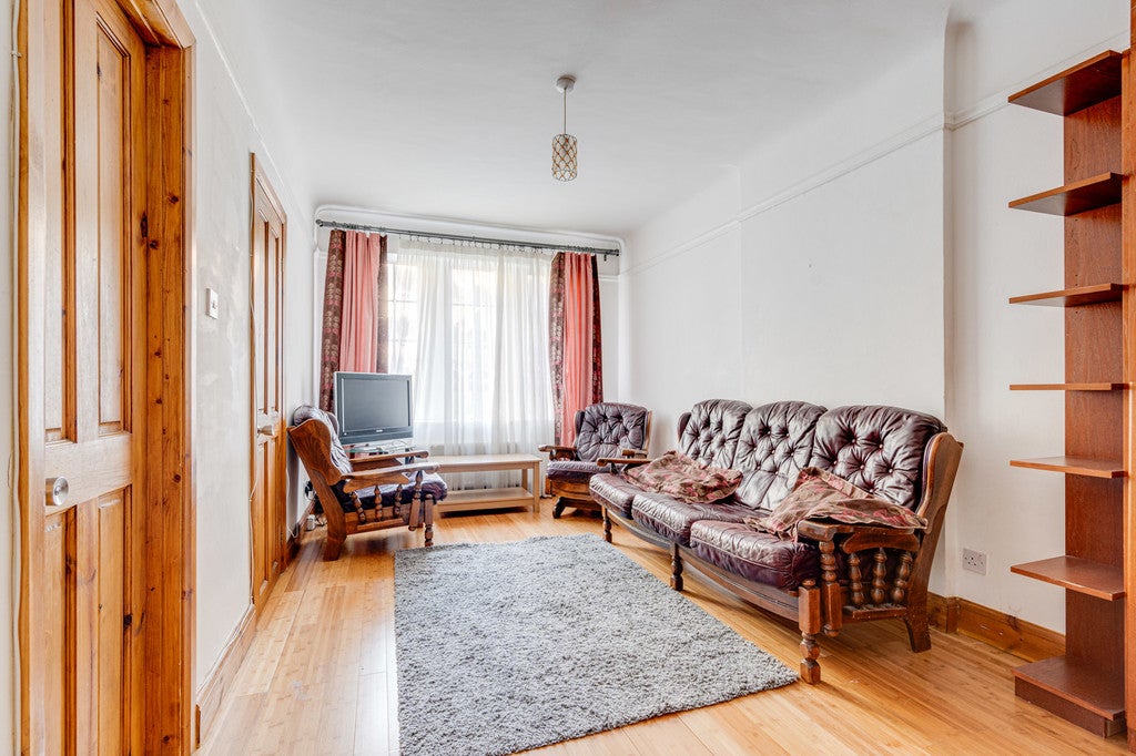 Flat Kilburn Priory in Greater London