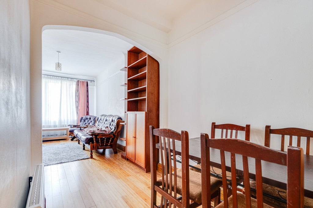 Flat Kilburn Priory in Greater London