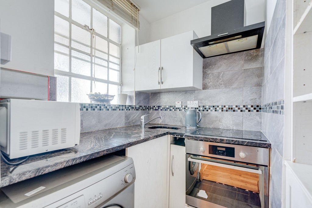 Flat Kilburn Priory in Greater London