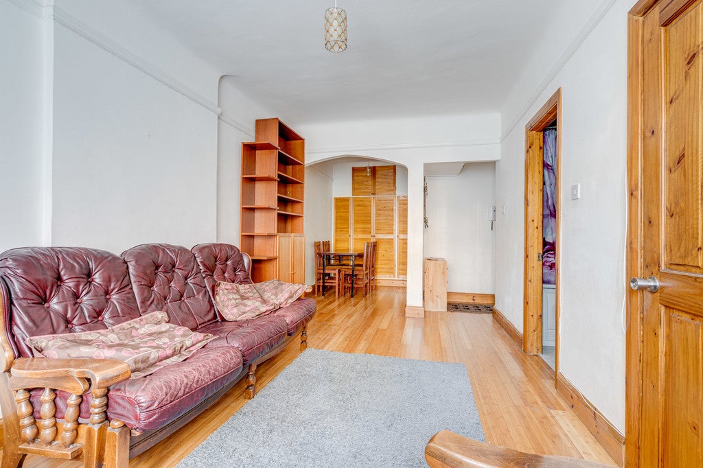 Flat Kilburn Priory in Greater London