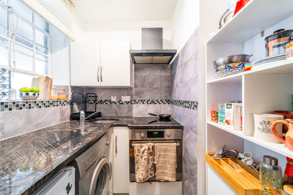 Flat Kilburn Priory in Greater London