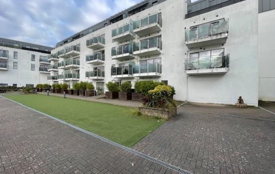 Flat Windsor Close in Greater London