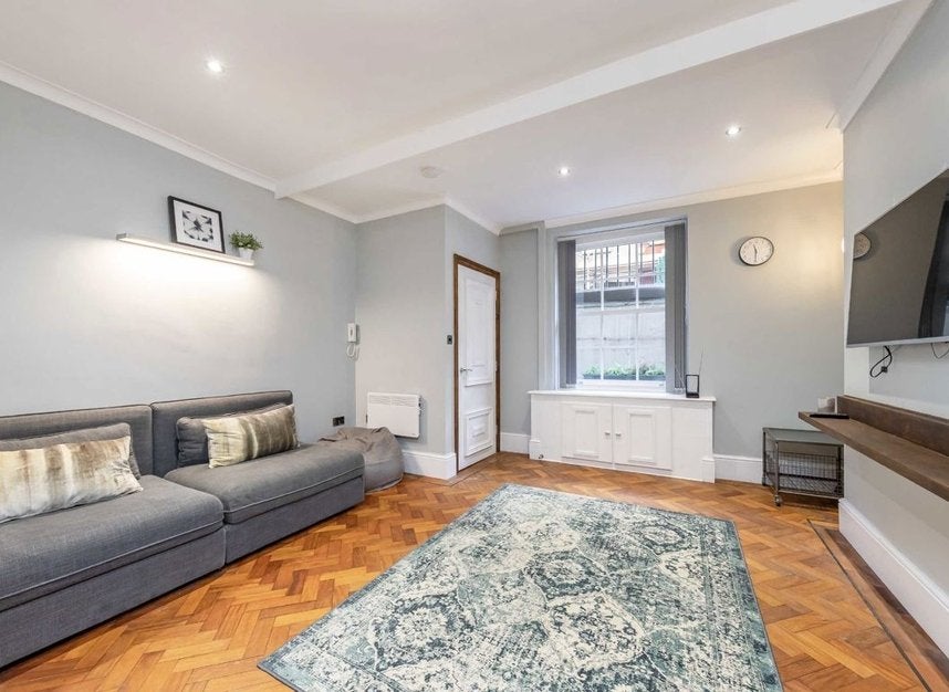 Flat Kensington Mall in Greater London