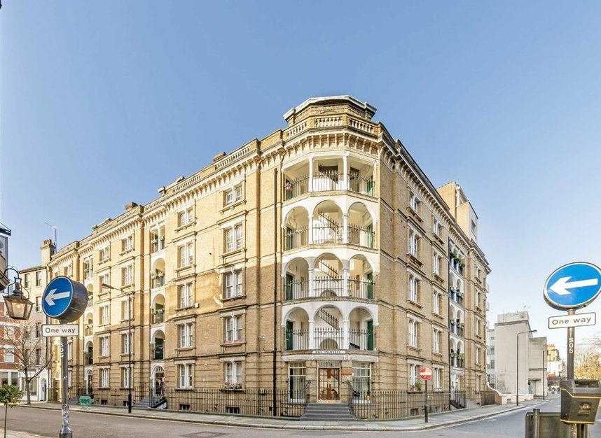 Flat Kensington Mall in Greater London