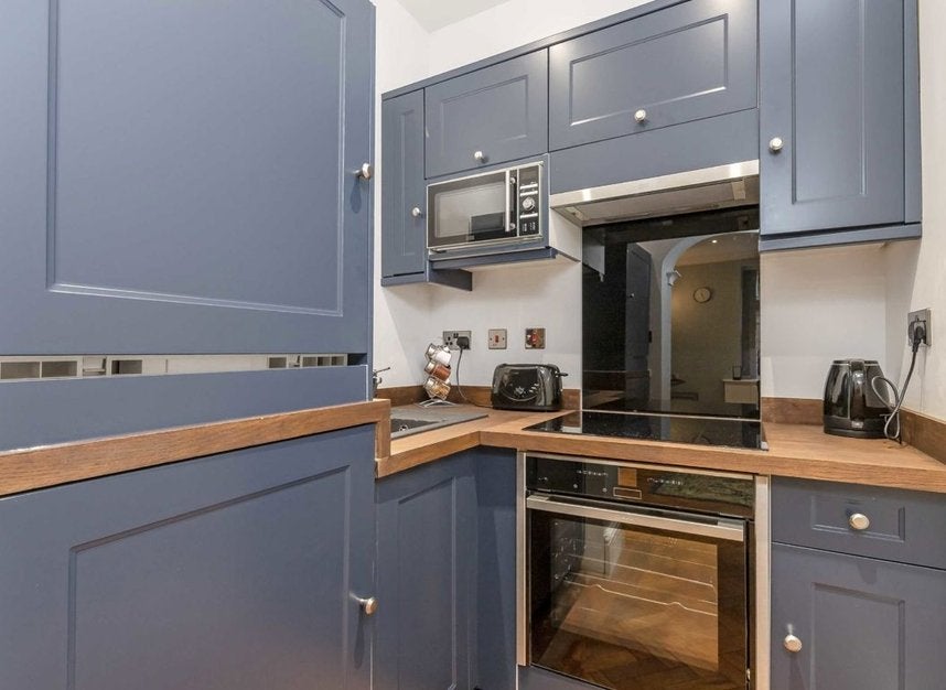Flat Kensington Mall in Greater London