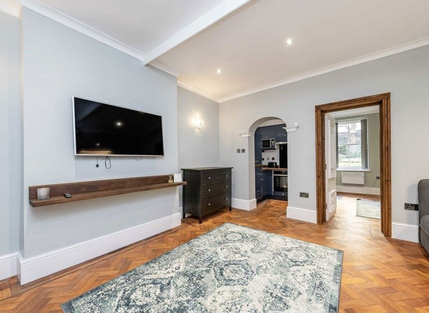 Flat Kensington Mall in Greater London