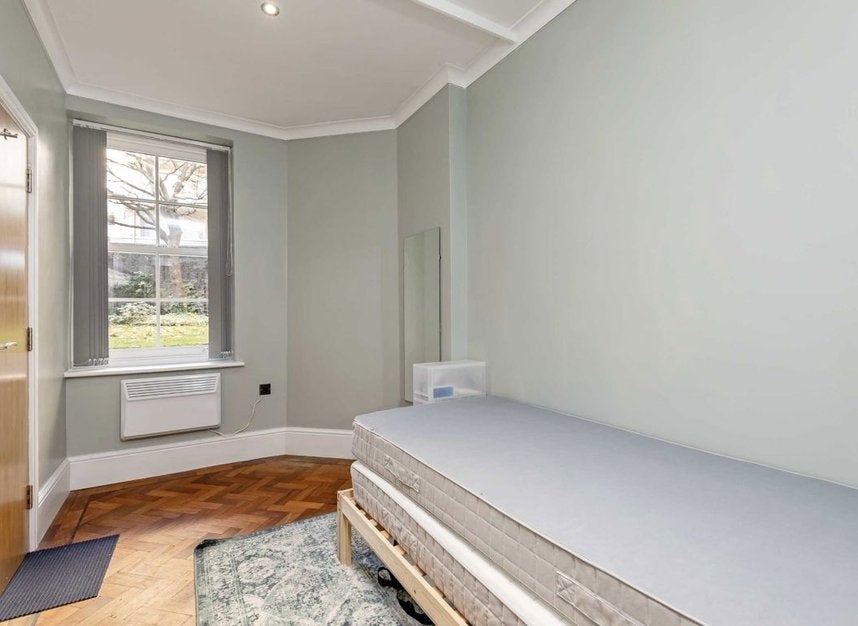 Flat Kensington Mall in Greater London