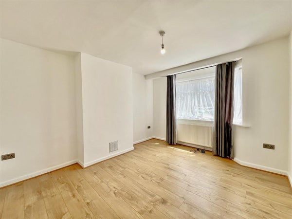 Flat Whitebridge Close in London