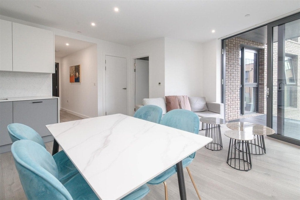 Flat Coster Avenue in Greater London