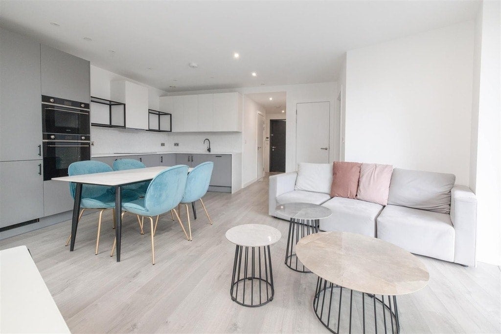 Flat Coster Avenue in Greater London