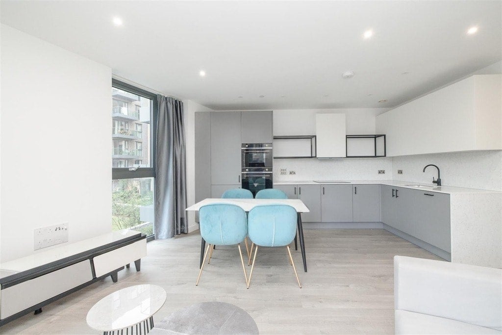 Flat Coster Avenue in Greater London