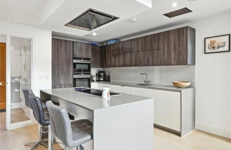 Room Vinery Way in Greater London