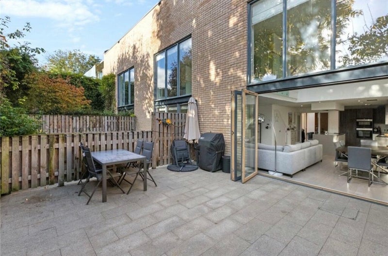 Room Vinery Way in Greater London