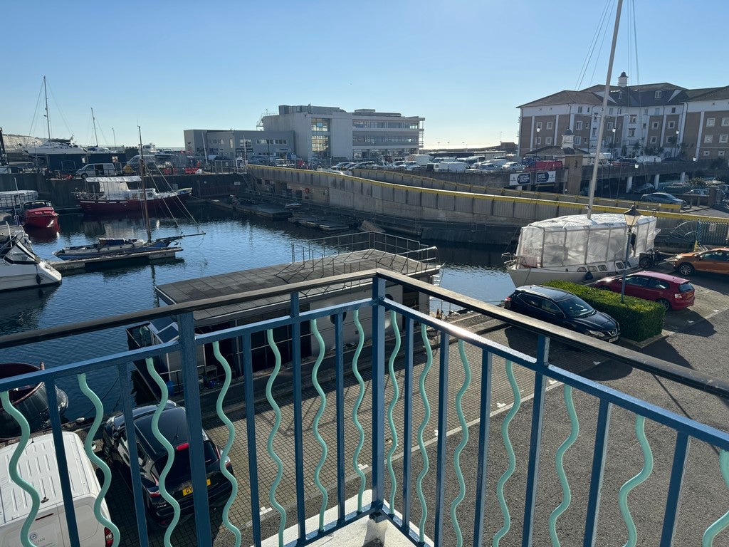 Flat North Wall Promenade in Roedean