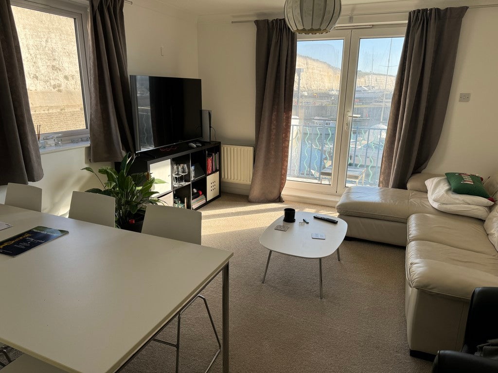 Flat North Wall Promenade in Roedean