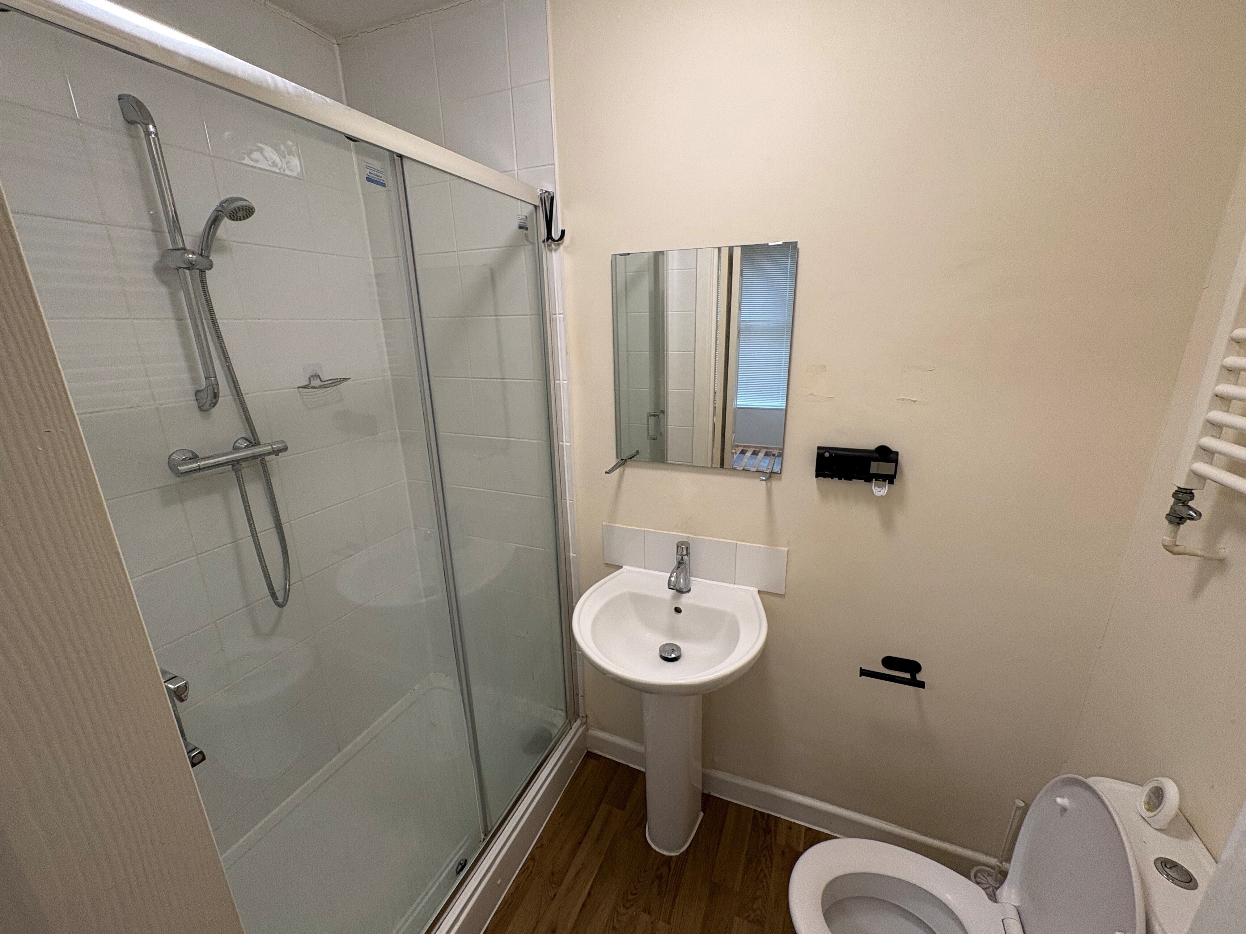 Room Chepstow Road in Newport