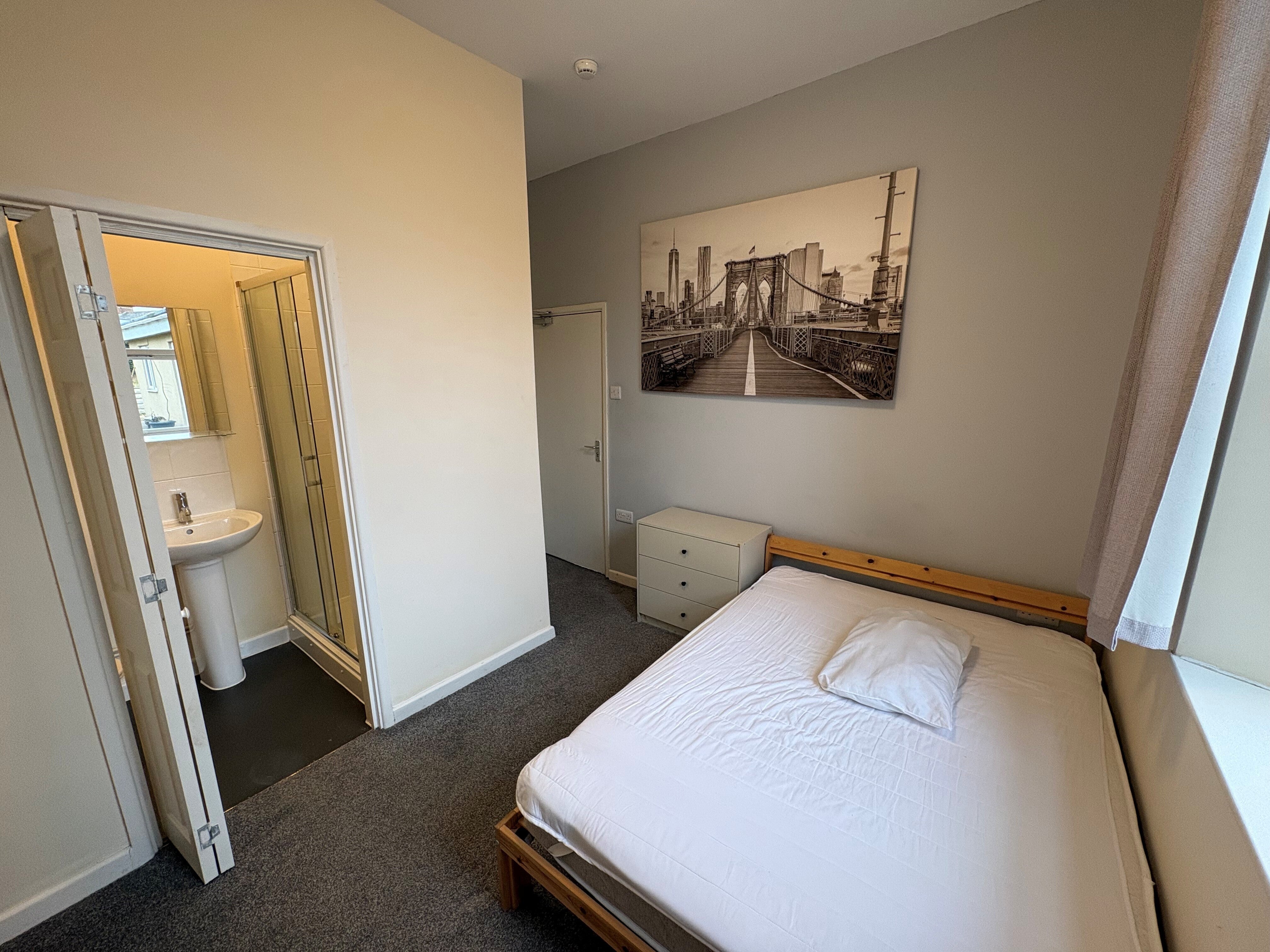 Room Chepstow Road in Newport