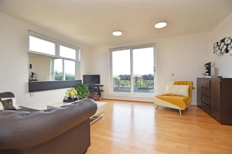 Flat Primrose Place in Greater London
