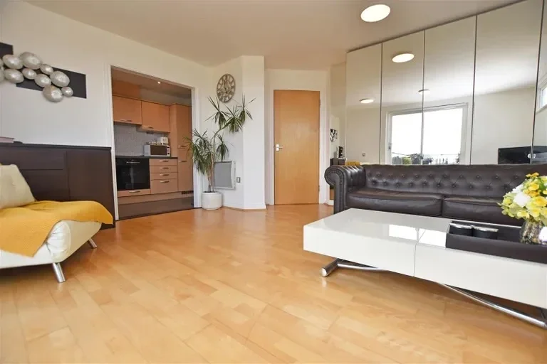 Flat Primrose Place in Greater London
