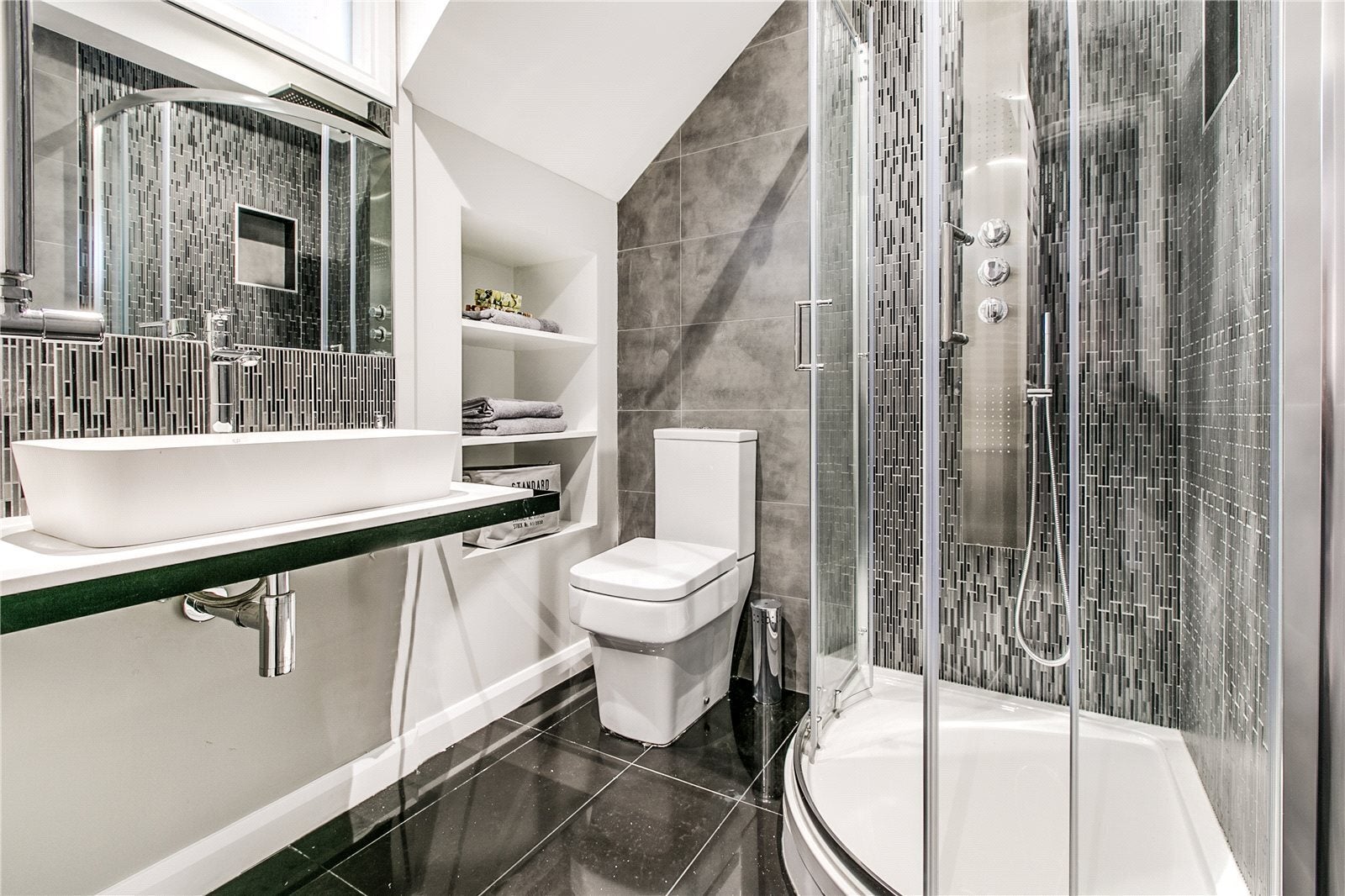 Flat Chesilton Road in Greater London