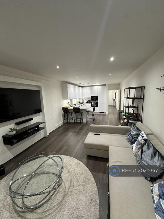 Flat Ballards Way in Greater London