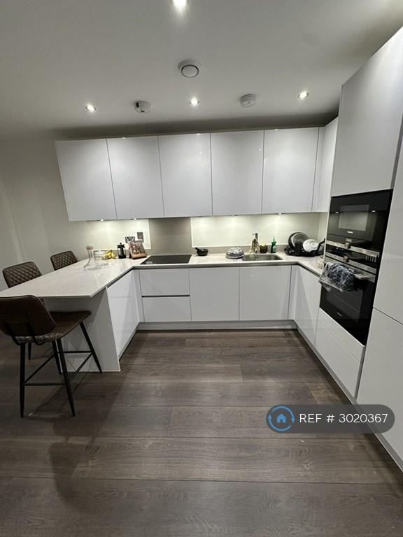 Flat Ballards Way in Greater London