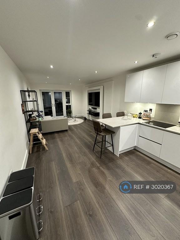 Flat Ballards Way in Greater London