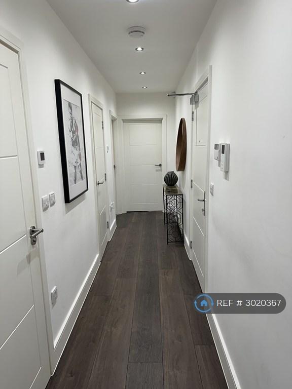 Flat Ballards Way in Greater London