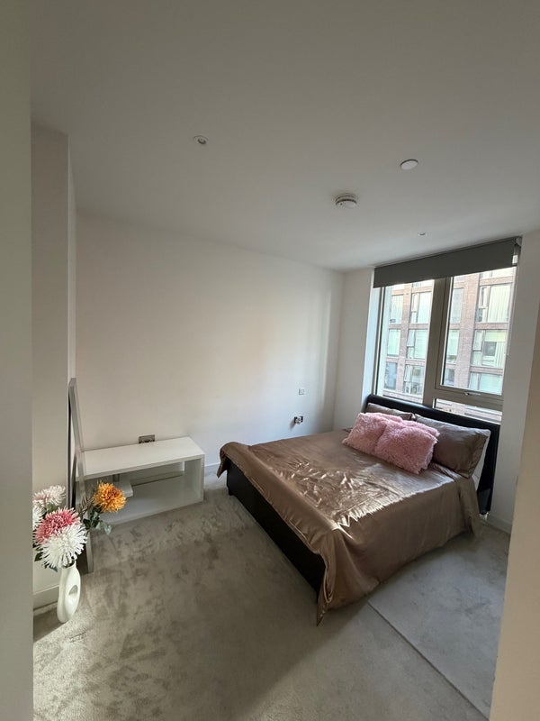 Flat Admiralty Avenue in Greater London