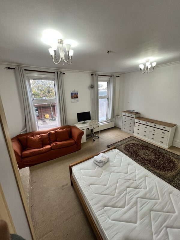 Room High Road Leytonstone in Greater London