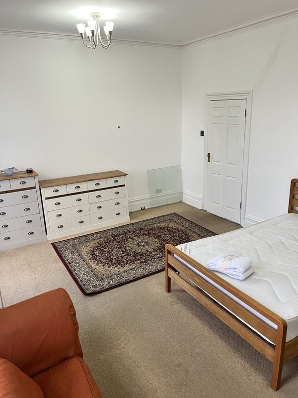 Room High Road Leytonstone in Greater London