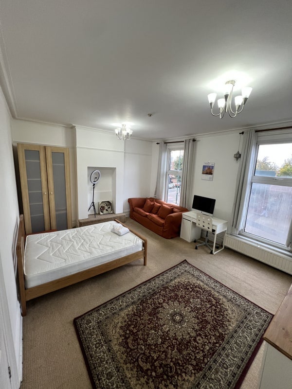 Room High Road Leytonstone in Greater London