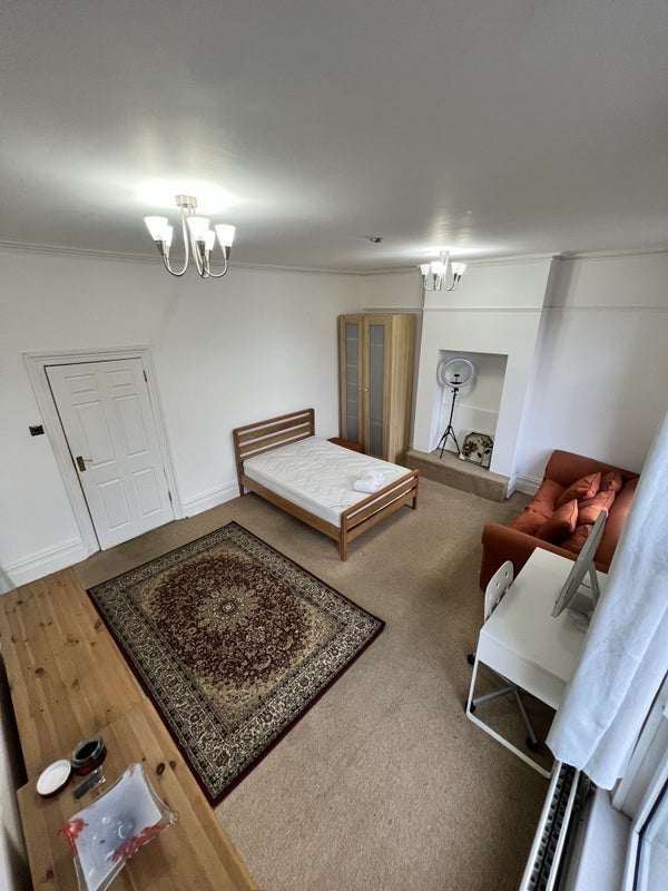 Room High Road Leytonstone in Greater London