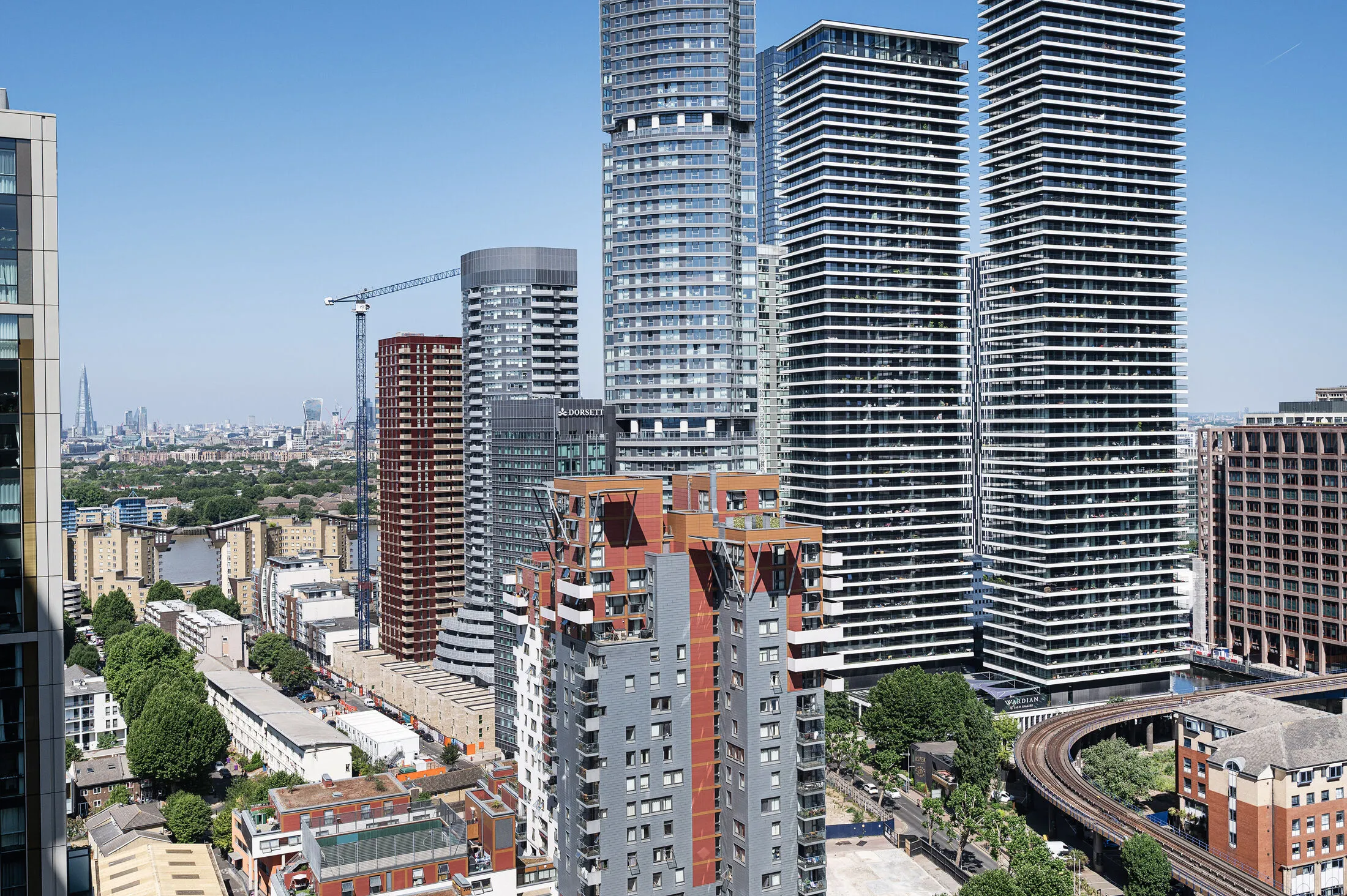 Flat Harbour Way in Greater London