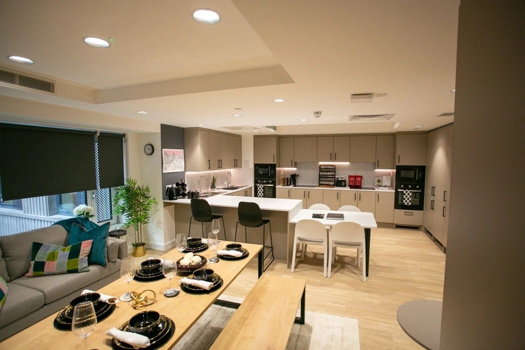 Room Rutlish Road in Greater London