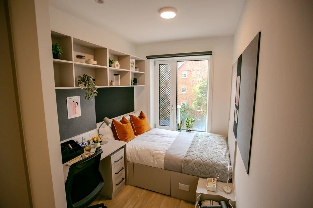 Room Rutlish Road in Greater London