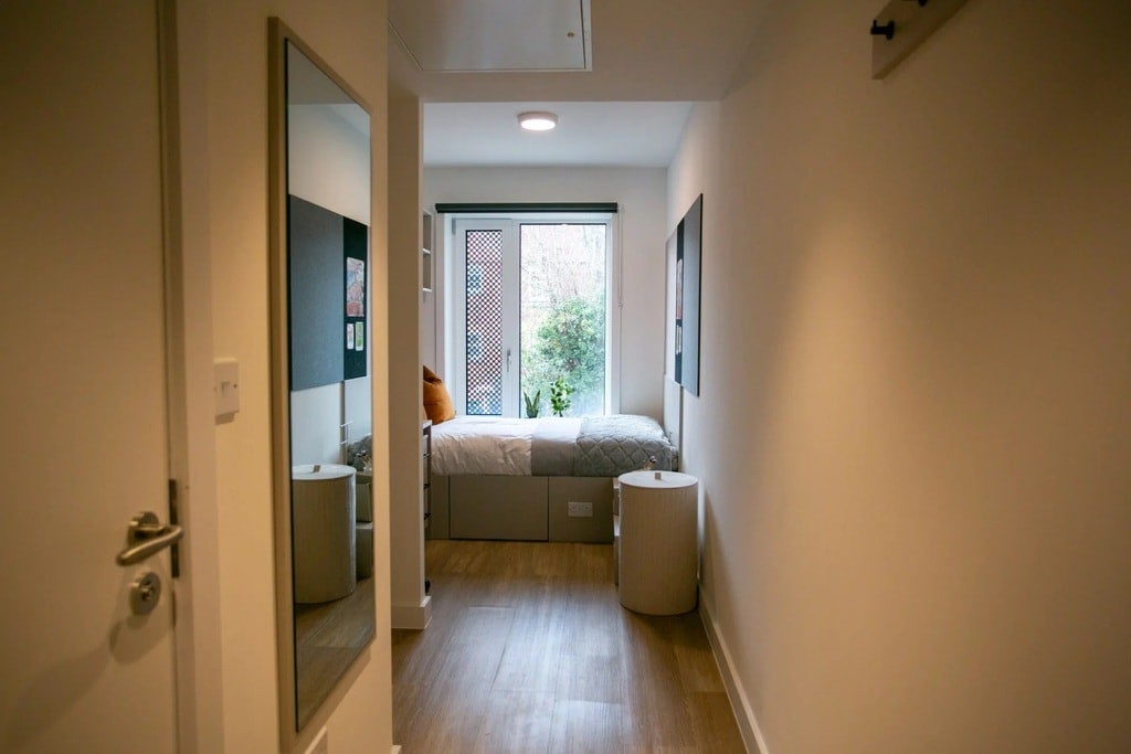 Room Rutlish Road in Greater London