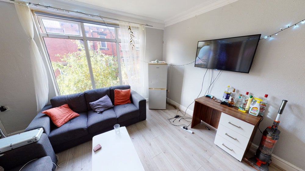 Flat Manor Drive in Leeds