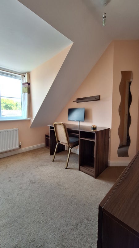 Room Summit Close in Bristol