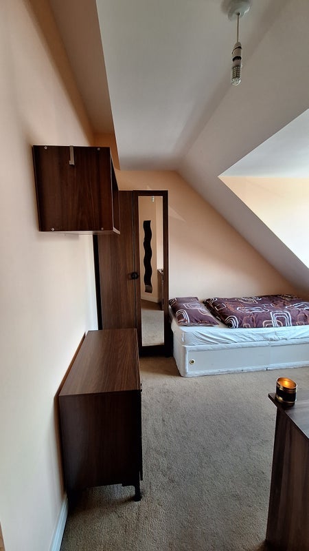 Room Summit Close in Bristol