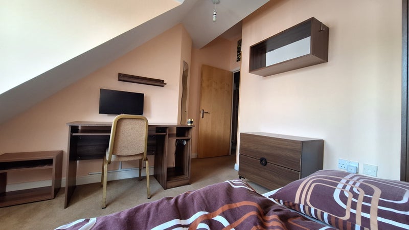 Room Summit Close in Bristol