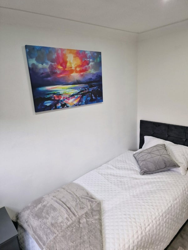 Room Beale Court in Crawley