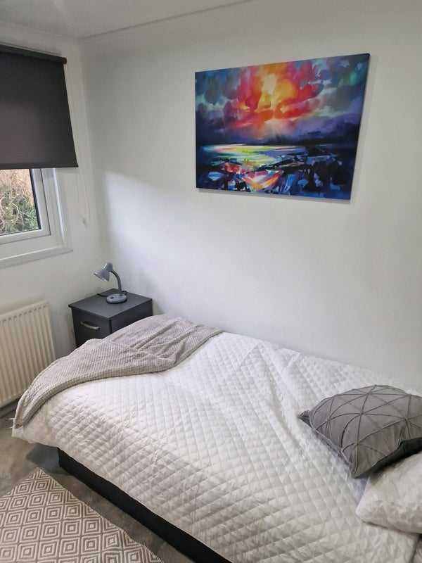 Room Beale Court in Crawley