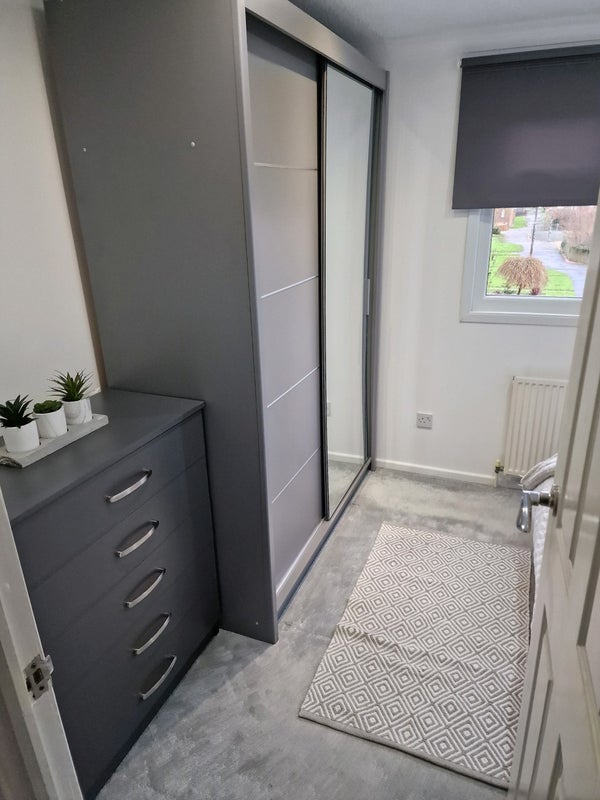 Room Beale Court in Crawley
