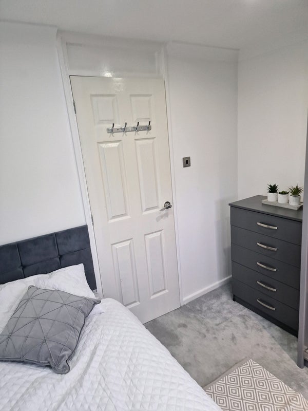 Room Beale Court in Crawley