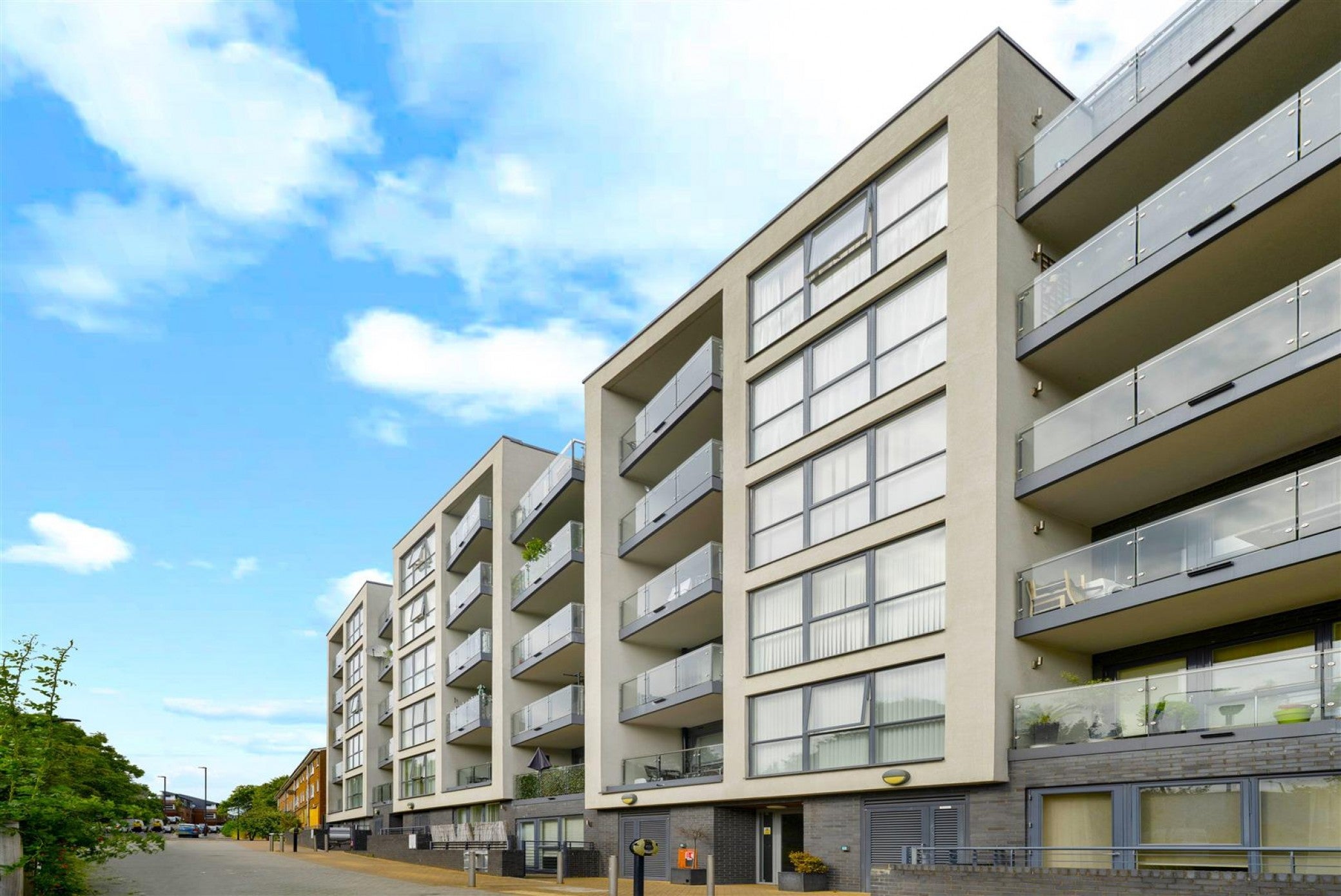 Flat Weld Place in Greater London